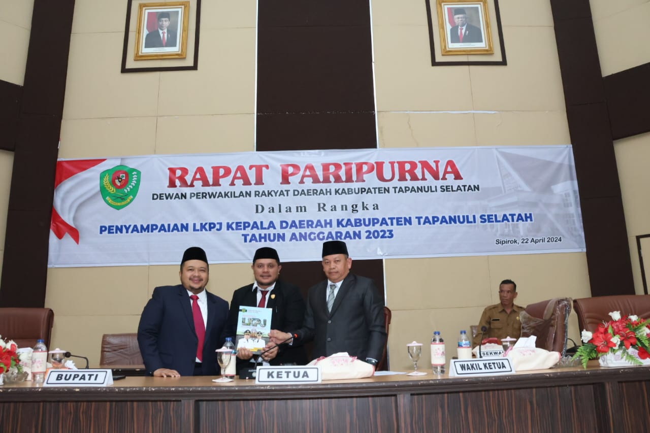 Bupati Tapsel Dolly Pasaribu saat menyampaikan LKPJ TA 2023 kepada Ketua DPRD Abdul Basith Dalimunthe bersama Wakil Ketua DPRD Borkat dalam Sidang Paripurna DPRD setempat, Senin (22/4-24). Foto : BP/Ist
