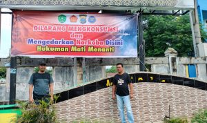 Personil Satres Narkoba Polres Padangsidimpuan saat memasang Spanduk dan Baliho di sejumlah lokasi yang dianggap rawan peredaran Narkoba, Selasa (23/4-24). Foto : AA/Ist