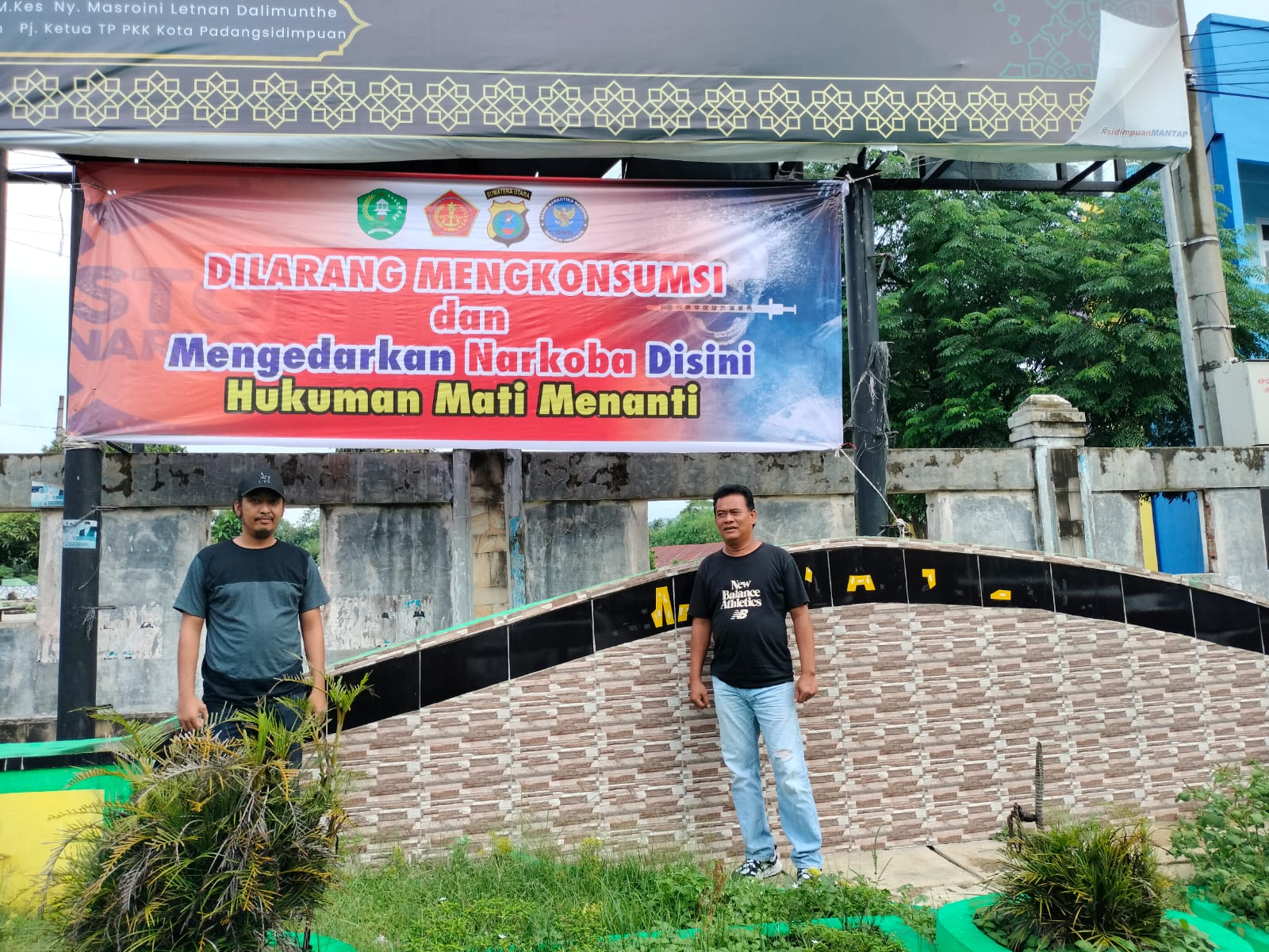 Personil Satres Narkoba Polres Padangsidimpuan saat memasang Spanduk dan Baliho di sejumlah lokasi yang dianggap rawan peredaran Narkoba, Selasa (23/4-24). Foto : AA/Ist