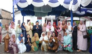 Bupati Tapsel Dolly Pasaribu foto bersama dengan para undangan HBH yang di gelar Camat Sipirok, Selasa (23/4-24). Foto : BP/Ist