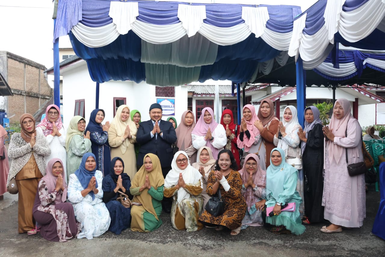 Bupati Tapsel Dolly Pasaribu foto bersama dengan para undangan HBH yang di gelar Camat Sipirok, Selasa (23/4-24). Foto : BP/Ist