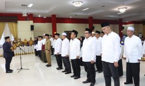 Bupati Tapsel Dolly Pasaribu saat melantik dan mengukuhkan pengurus LPTQ Tapsel periode 2023-2025 di Aula Sarasi Kantor Bupati Tapsel, Senin (22/4-24). Foto : BP/Ist