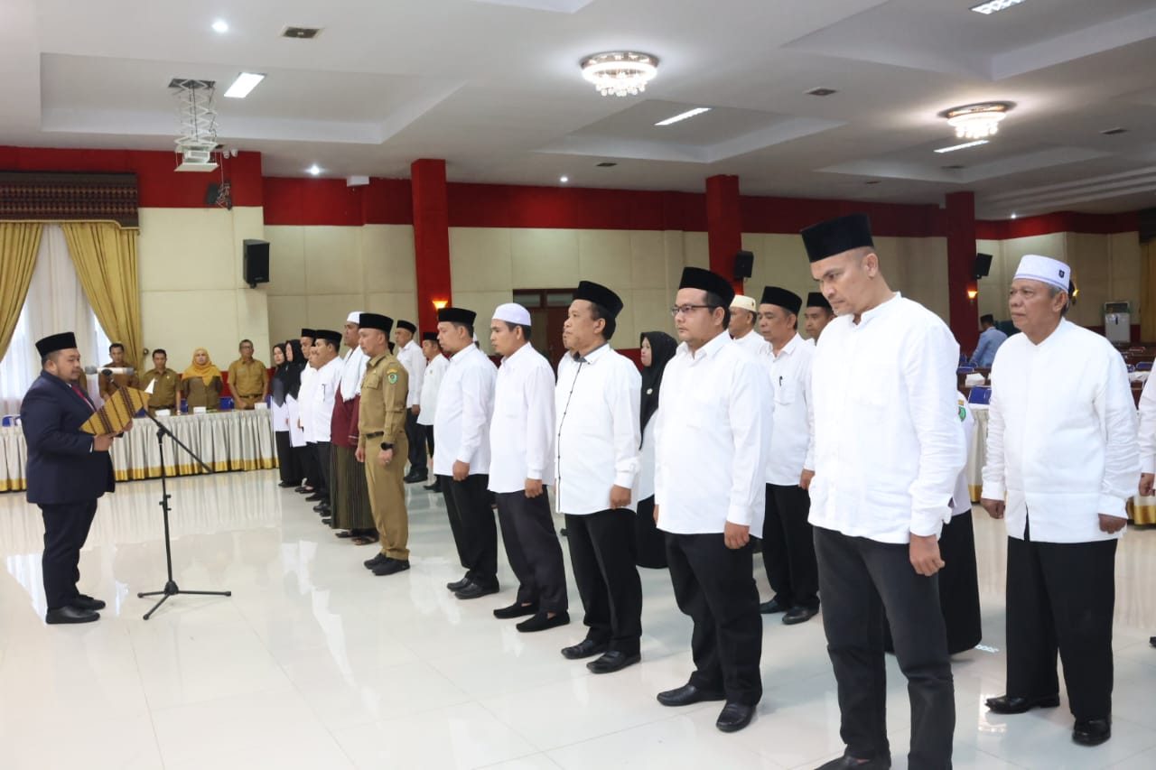 Bupati Tapsel Dolly Pasaribu saat melantik dan mengukuhkan pengurus LPTQ Tapsel periode 2023-2025 di Aula Sarasi Kantor Bupati Tapsel, Senin (22/4-24). Foto : BP/Ist