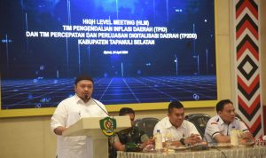 Bupati Tapsel Dolly Pasaribu saat membuka resmi HLM TPID dan TP2DD di Aula Sarasi Kantor Buoati Tapsel, Rabu (24/4-24). Foto : BP/Ist
