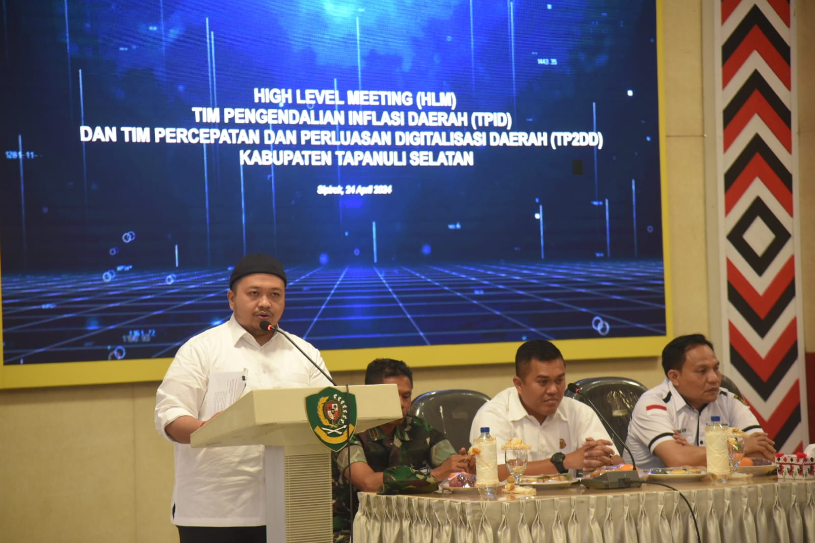 Bupati Tapsel Dolly Pasaribu saat membuka resmi HLM TPID dan TP2DD di Aula Sarasi Kantor Buoati Tapsel, Rabu (24/4-24). Foto : BP/Ist