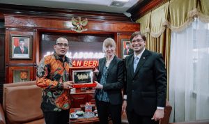 Wakil Wali Kota Medan Aulia Rachman saat menyerahkan cendera mata kepada kepada Duta Besar Jerman untuk Indonesia Ruth Luise Lepel di Balai Kota Medan, Kamis (25/4/2024) siang. BP/erwan