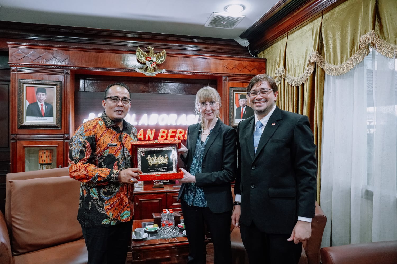 Wakil Wali Kota Medan Aulia Rachman saat menyerahkan cendera mata kepada kepada Duta Besar Jerman untuk Indonesia Ruth Luise Lepel di Balai Kota Medan, Kamis (25/4/2024) siang. BP/erwan