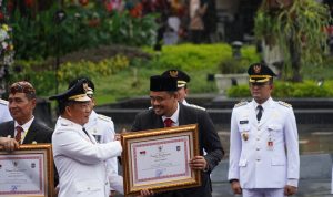 Wali Kota Medan Bobby Nasution saat menerima penghargaan Satyalancana Karya Bhakti Praja Nugraha. BP/ist