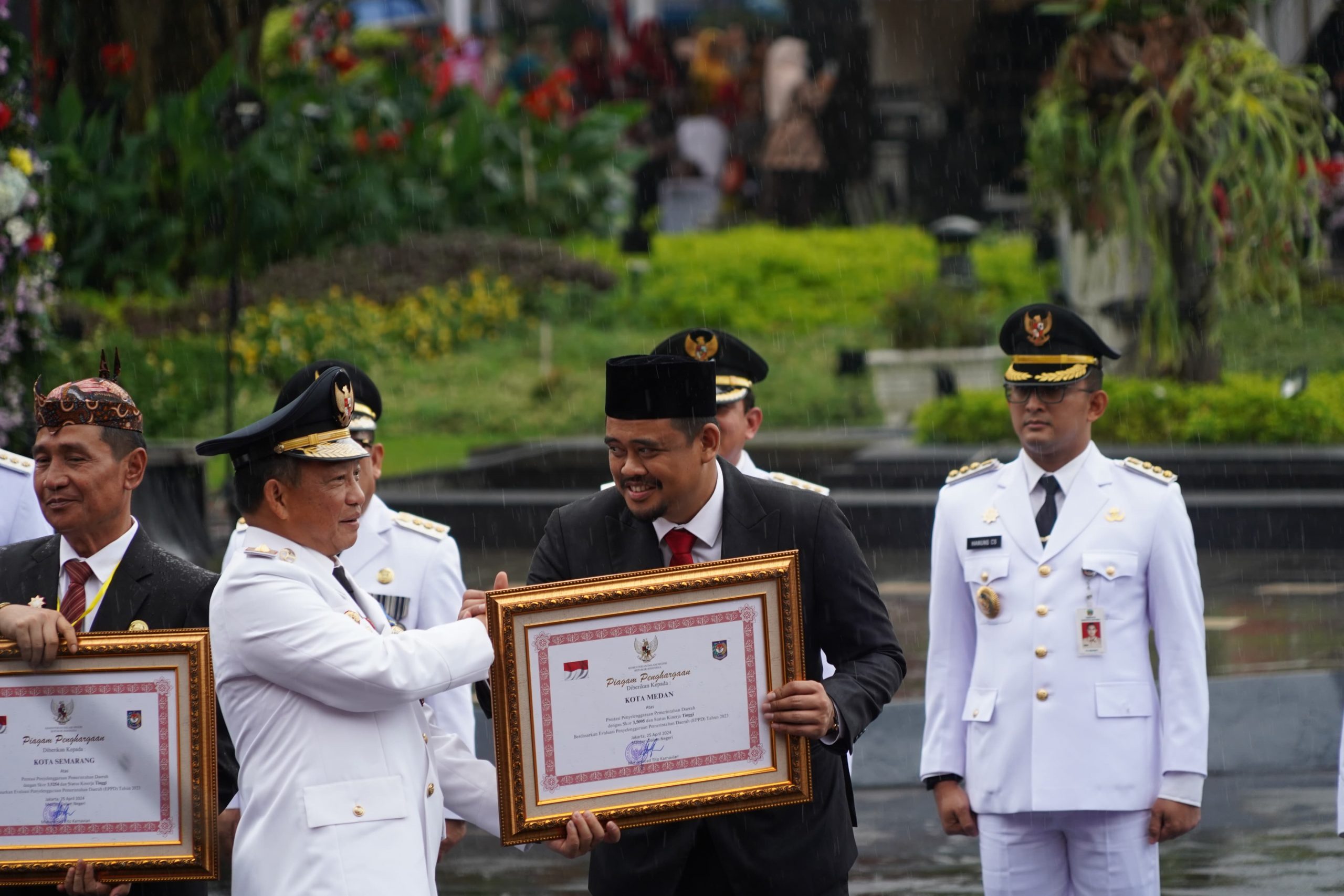 Wali Kota Medan Bobby Nasution saat menerima penghargaan Satyalancana Karya Bhakti Praja Nugraha. BP/ist