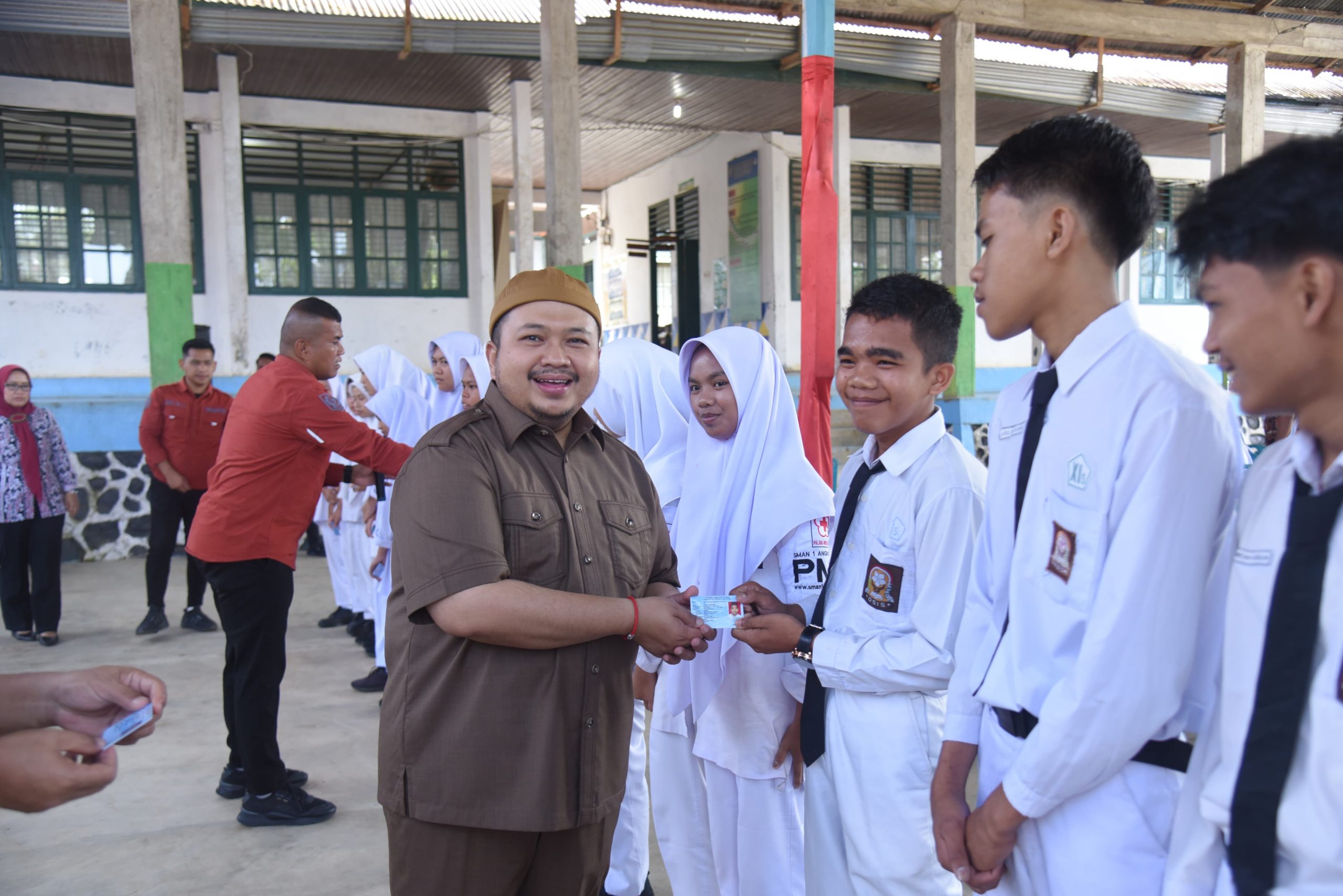 Bupati Tapsel Dolly Pasaribu saat menyerahkan e-KTP secara simbolis pada siswa-siswi di SMAN 1Angkola Barat, Jum'at (26/4-24). Foto : BP/Ist