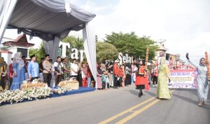 Bupati Tapsel Dolly Pasaribu saat menerima barisan pawai ta'aruf pembukaan MTQN tingkat Tapsel ke-56 di Alun-alun Adian Pardomuan Sipirok, Jum'at (26/4-24). Foto : BP/Ist