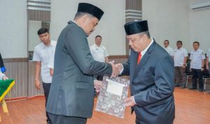 Wali Kota Medan Bobby Nasution saat melantik Benny Sinomba Siregar menjadi Plh Sekda Medan. BP/erwan