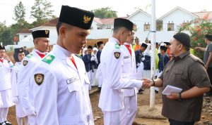 Bupati Tapsel Dolly Pasaribu saat memberikan tali asih kepada masyarakat yang terlibat dalam kegiatan MTQ ke-56 tingkat Tapsel, Minggu (28/4-24). Foto ; BP/Ist