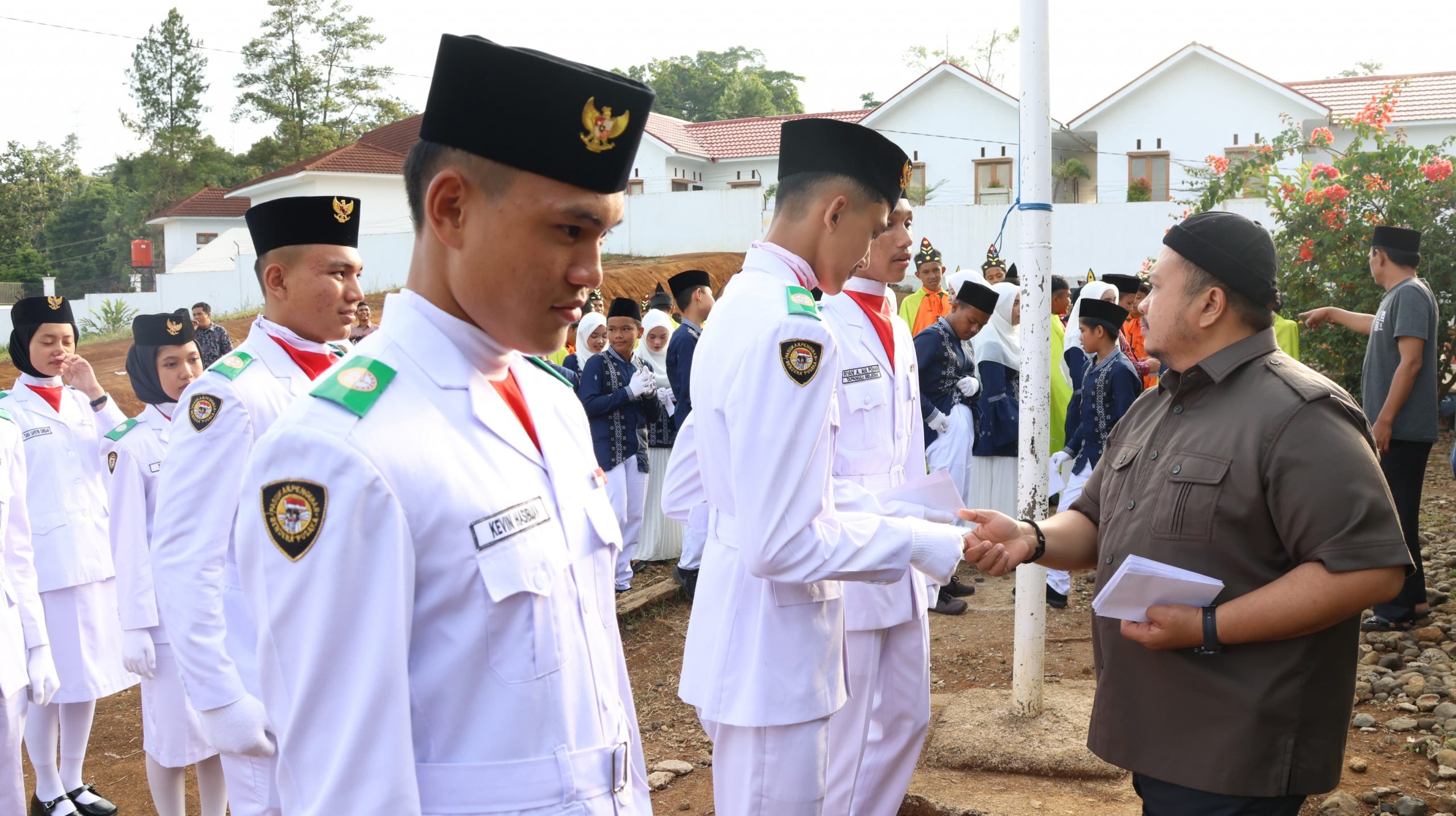 Bupati Tapsel Dolly Pasaribu saat memberikan tali asih kepada masyarakat yang terlibat dalam kegiatan MTQ ke-56 tingkat Tapsel, Minggu (28/4-24). Foto ; BP/Ist
