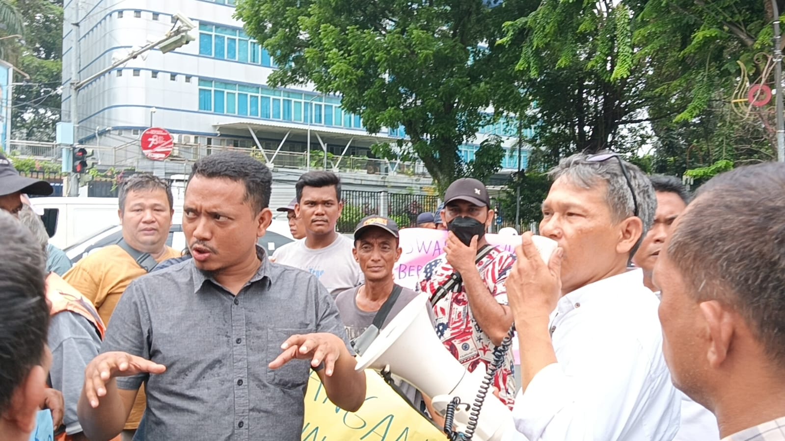 Koordinator Aksi Jukir Deddy Harvi Suhery saat menyampaikan orasi di Balai Kota Medan, Senin (29/4/2024.BP/erwan