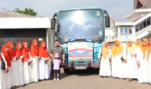 Bupati Tapsel Dolly Pasaribu foto bersama saat memberangkatkan jama'ah BKMT Tapsel mengikuti HBH BKMT Sumut di Medan, Senin (29/4-24). Foto : BP/Ist