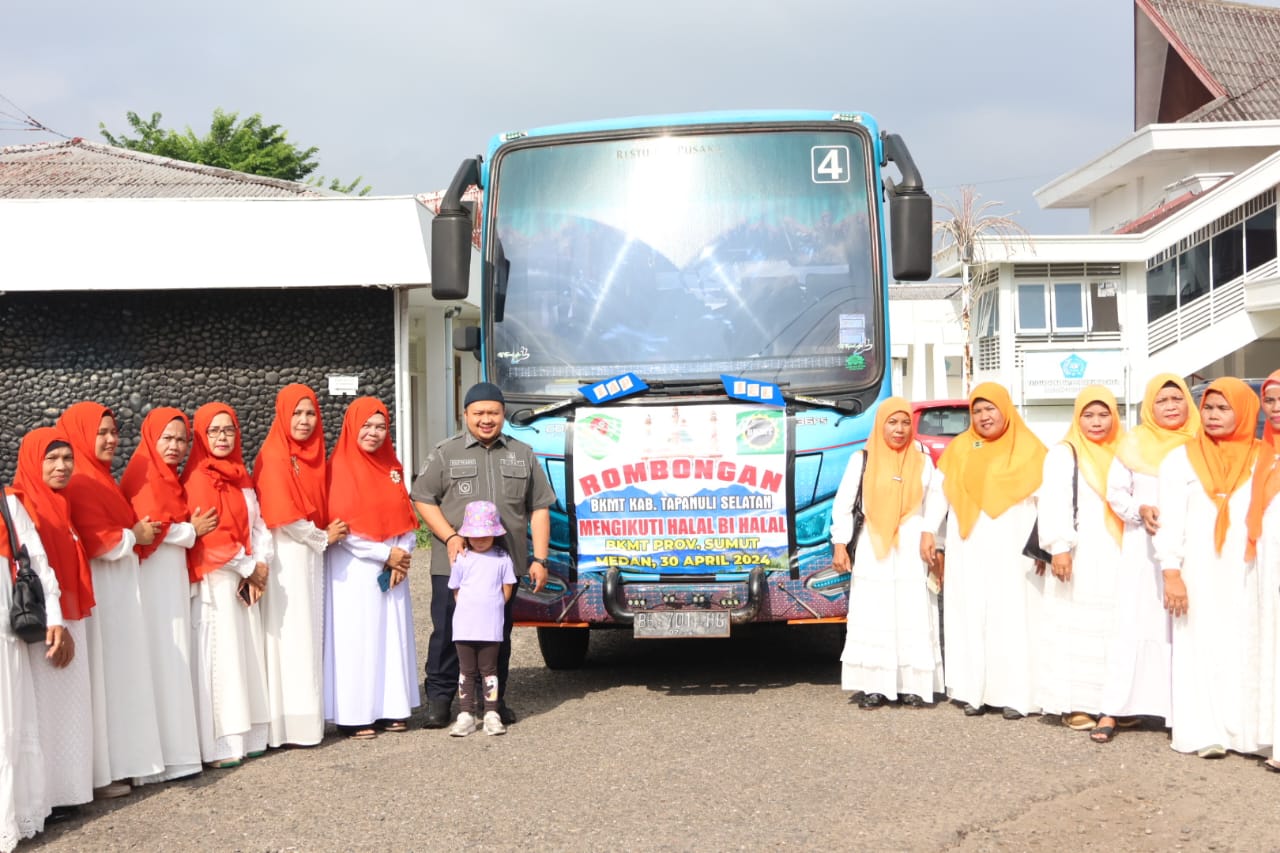 Bupati Tapsel Dolly Pasaribu foto bersama saat memberangkatkan jama'ah BKMT Tapsel mengikuti HBH BKMT Sumut di Medan, Senin (29/4-24). Foto : BP/Ist