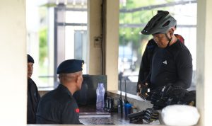 Kapolda Sumut mengecek pos di pintu penjagaan.(Istimewa)