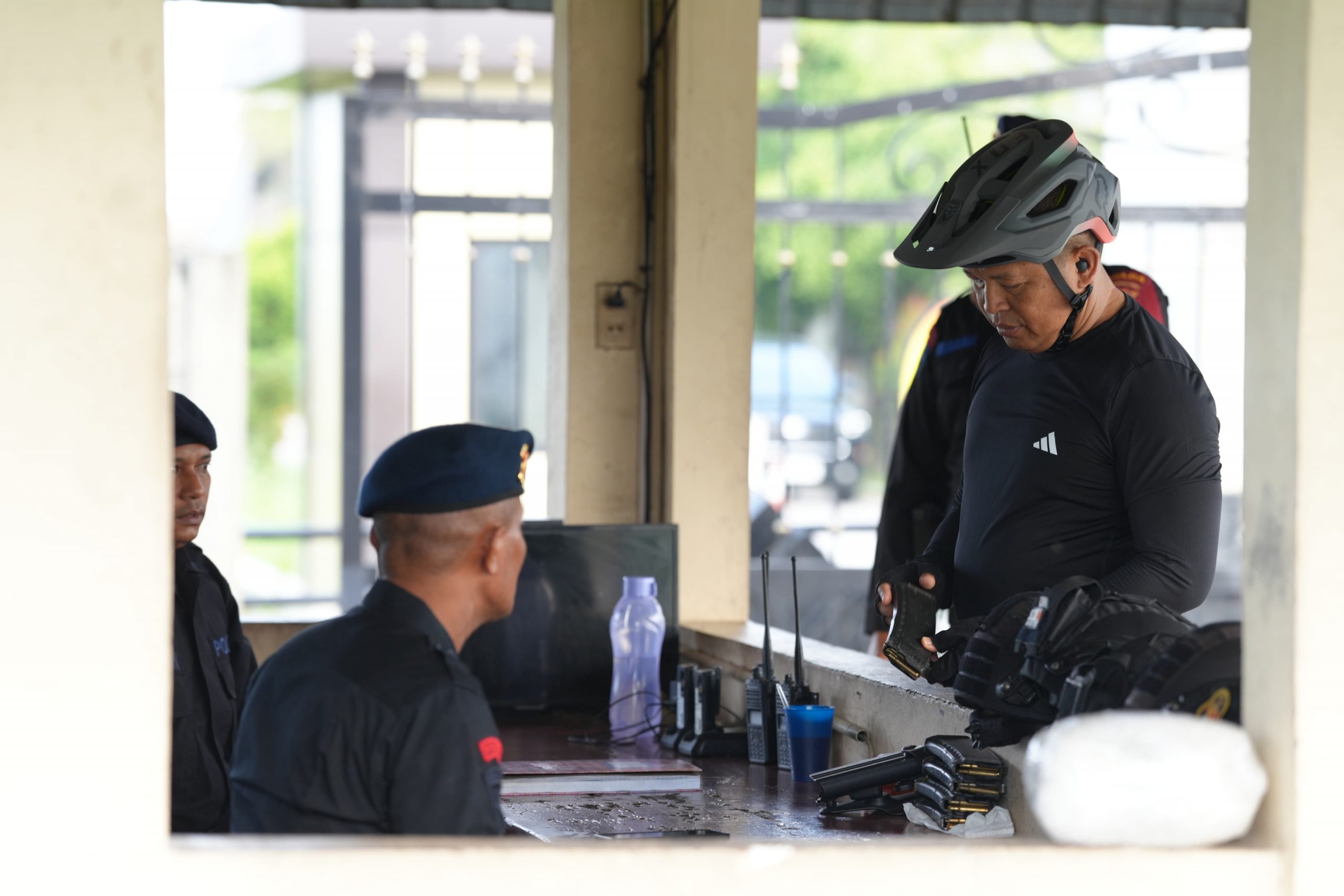 Kapolda Sumut mengecek pos di pintu penjagaan.(Istimewa)