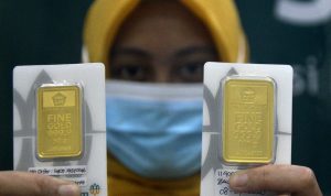 Karyawan Pegadaian Tunjukkan Lonjakan Harga Emas Antam dan UBS