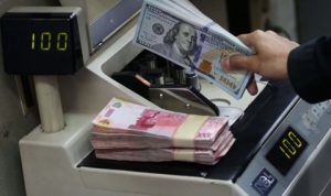 Kurs Rupiah Terhadap Dolar AS Turun Tipis pada Awal Pekan