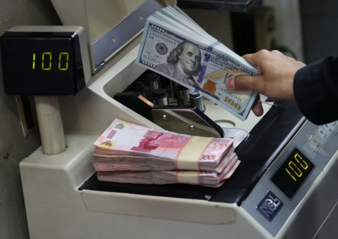 Kurs Rupiah Terhadap Dolar AS Turun Tipis pada Awal Pekan