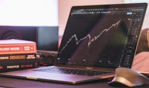 Mengenal Risiko dan Manfaat Investasi Saham Jangka Panjang