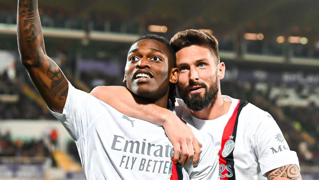 Rafael Leao Brilian Saat AC Milan Menang Tipis 2-1 Kontra Fiorentina