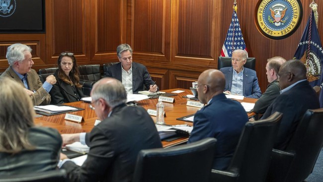 Presiden AS Joe Biden gelar rapat darurat di Situation Room Gedung Putih saat Iran serang Israel. (AP/Adam Schultz)