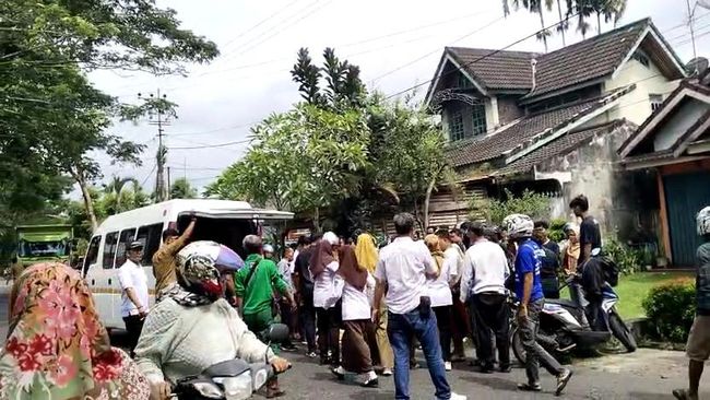 Remaja Tewas Terlindas Truk Saat Mendorong Motor Mogok di Lubuklinggau