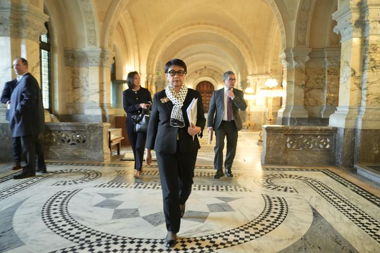 Menteri Luar Negeri Retno LP Marsudi menghadiri sidang Mahkamah Internasional (ICJ) di Den Haag, Belanda, Jumat (23/2/2024) waktu setempat. Makna keffiyeh yang dipakai Menlu Retno Marsudi.(Dok. Kementerian Luar Negeri RI)
