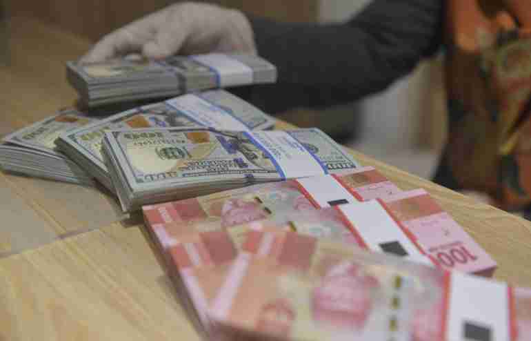 Rupiah Berpotensi Melemah Terhadap Dolar AS Akibat Konflik di Timur Tengah