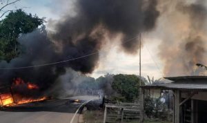 Sopir Pikap Muatan BBM Ilegal Terlibat Kecelakaan, Satu Truk dan Dua Rumah Terbakar di Musi Banyuasin