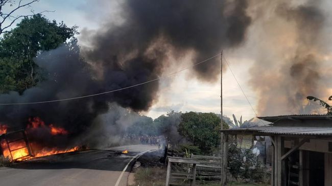 Sopir Pikap Muatan BBM Ilegal Terlibat Kecelakaan, Satu Truk dan Dua Rumah Terbakar di Musi Banyuasin