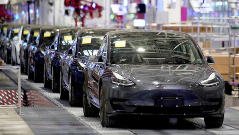 Tesla Potong Harga Mobil Listrik dan Software Pengemudi Tanpa Awak