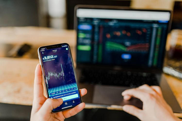 Tips Investasi Saham saat Rupiah Ambruk hingga Konflik Iran-Israel Meruncing