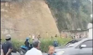 Wanita Berdiri di Bibir Tebing Kabupaten Karo, Diduga Hendak Bunuh Diri Setelah Diceraikan