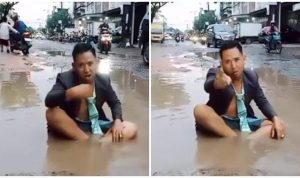 Warga Duduk di Kubangan Jalan Rusak di Palembang, Aksi Viral di Media Sosial