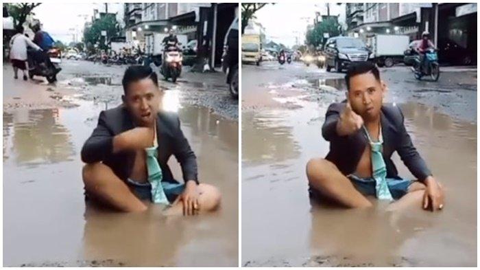 Warga Duduk di Kubangan Jalan Rusak di Palembang, Aksi Viral di Media Sosial