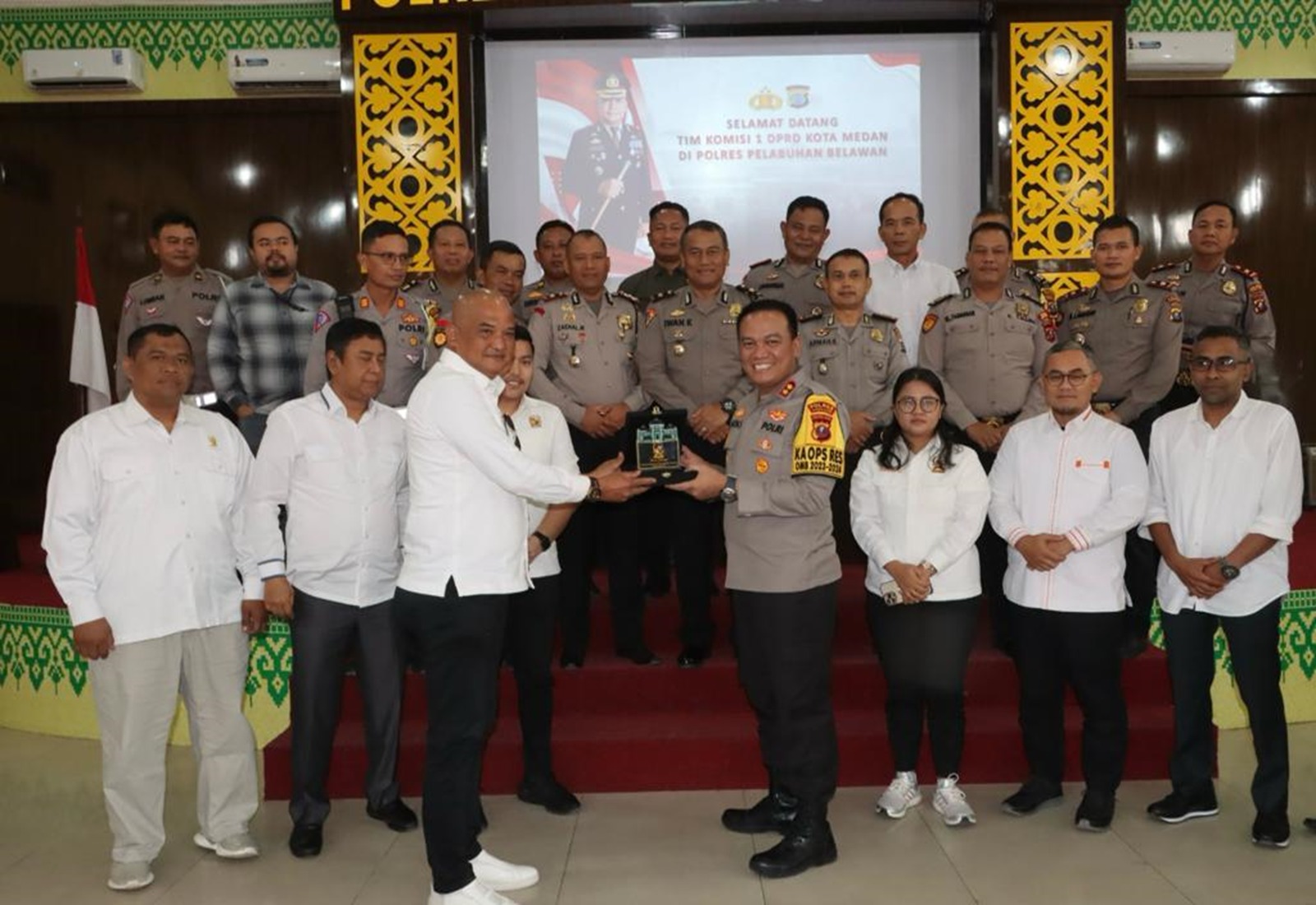 Kapolres Pelabuhan Belawan, AKBP Janton Silaban, SH., SIK., MKP. menerima kunjungan kerja Komisi I Dewan Perwakilan Rakyat Daerah (DPRD) Kota Medan di Aula Wira Satya Polres Pelabuhan Belawan, Selasa (09/01/2024).
