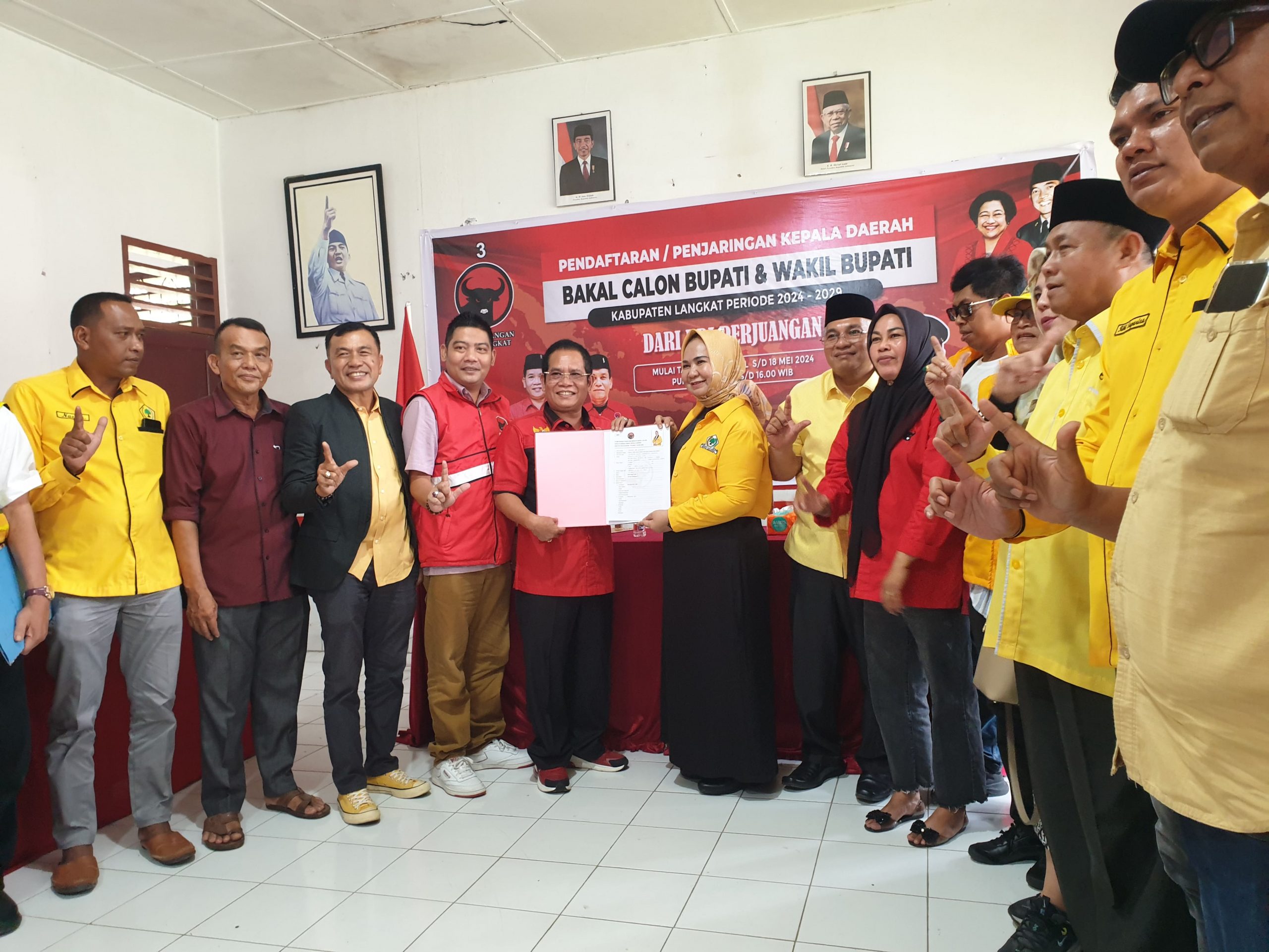 Tiorita Br. Surbakti datangi 7 partai serahkan pengembalian pendaftaran yang akan dikirim ke pusat. Foto: Sangkot Sihotang. 