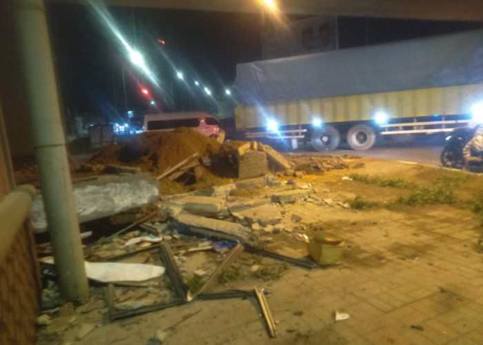 Dump Truck Bermuatan Tanah Hantam Pos Polisi di Palembang, Sopir Hampir Kabur