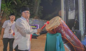 Pj Wali Kota Letnan Dalimunthe saat memukul Beduq tanda dimulainya MTQ ke-23 tingkat Kota Padangsidimpuan, Jum'at (17/5-24) malam. Foto : BP/Ist