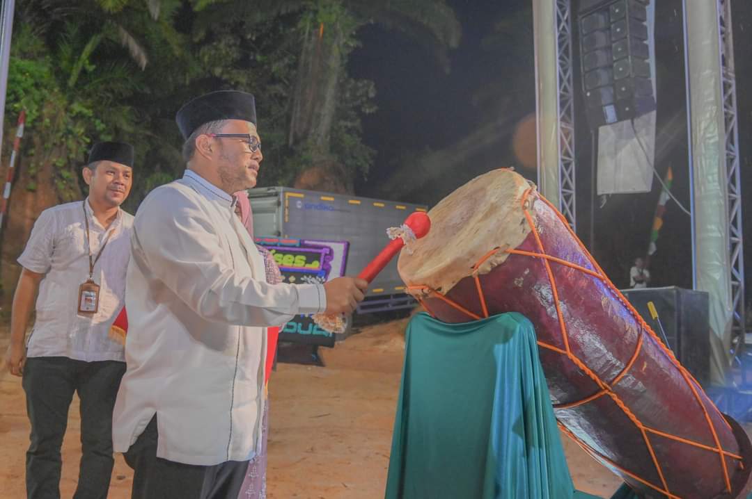 Pj Wali Kota Letnan Dalimunthe saat memukul Beduq tanda dimulainya MTQ ke-23 tingkat Kota Padangsidimpuan, Jum'at (17/5-24) malam. Foto : BP/Ist