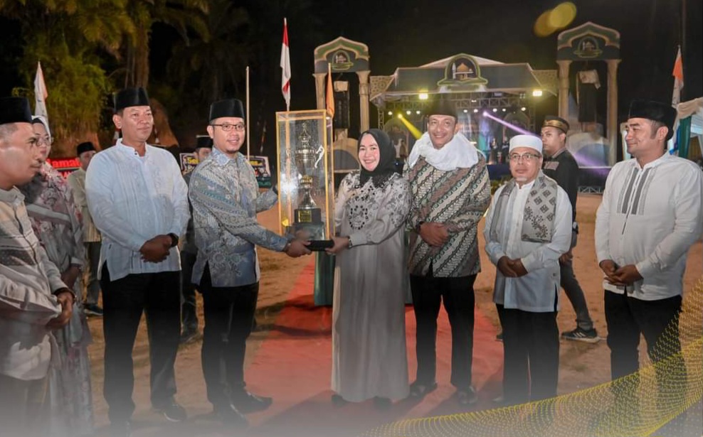 Plt Sekdako Padangsidimpuan Roni Gunawan Rambe saat menyerahkan Piala Bergilir Juara Umum kepada Camat Padangsidimpuan Utara usai penutupan MTQ ke-23, Minggu (19/5-24) malam. Foto : BP/Ist