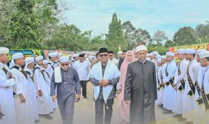 Pj Wali Kota Padangsidimpuan Letnan Dalimunthe saat kedatangannya disambut di acara Wisuda Tahfizd Qur'an Ponpes Tahfizd Wadi Al-Qur'an, Minggu (26/5-24). Foto : BP/Ist