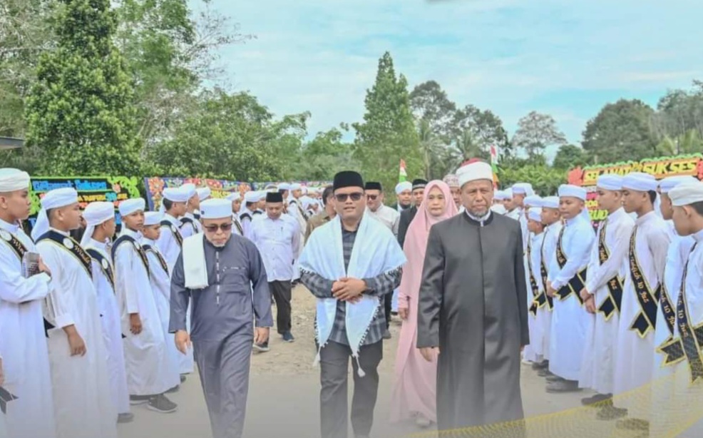 Pj Wali Kota Padangsidimpuan Letnan Dalimunthe saat kedatangannya disambut di acara Wisuda Tahfizd Qur'an Ponpes Tahfizd Wadi Al-Qur'an, Minggu (26/5-24). Foto : BP/Ist
