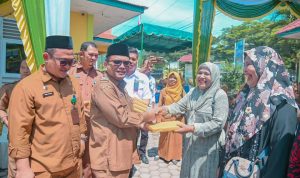 Pj Wali Kota Padangsidimpuan Ketnan Dalimunthe didampingi Kadis Pendidikan Hariri, saat menyerahkan hadiah kepada pemenang lomba, Selasa (28/5-24). Foto : BP/Ist