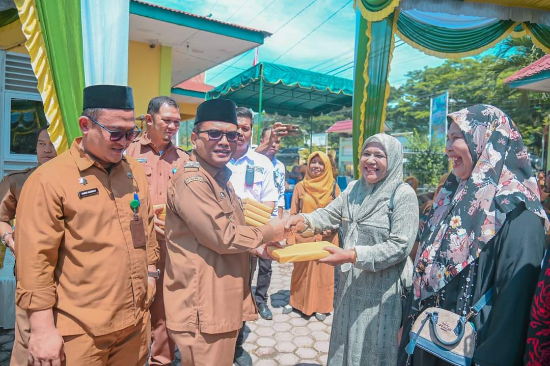Pj Wali Kota Padangsidimpuan Ketnan Dalimunthe didampingi Kadis Pendidikan Hariri, saat menyerahkan hadiah kepada pemenang lomba, Selasa (28/5-24). Foto : BP/Ist