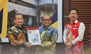 Pj Wali Kota Padangsidimpuan Letnan Dalimunthe saat menerima prestasi Opini WTP atas LKPD TA 2023 dari BPK RI Perwakilan Provinsi Sumut di Medan, Senin (27/5-24). Foto : BP/Ist